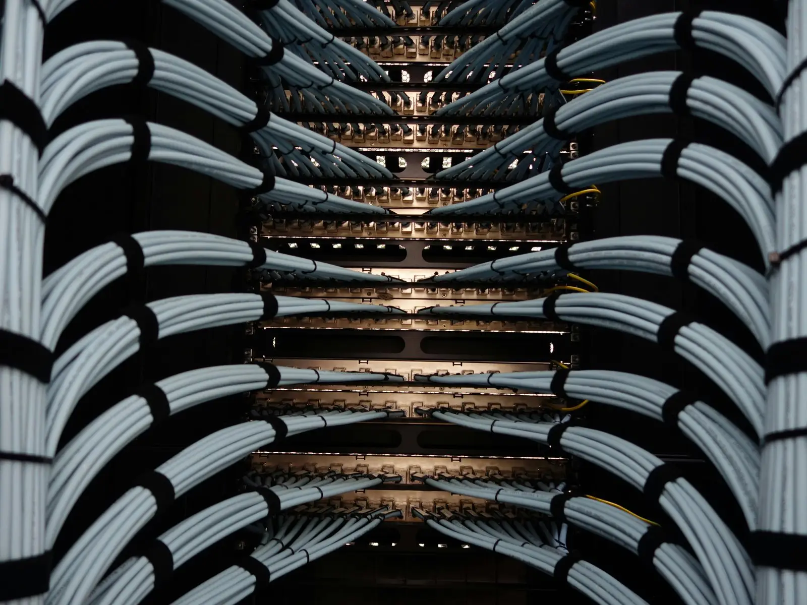 Network cabling in a Belgian data center as the foundation for reliable local and international connectivity